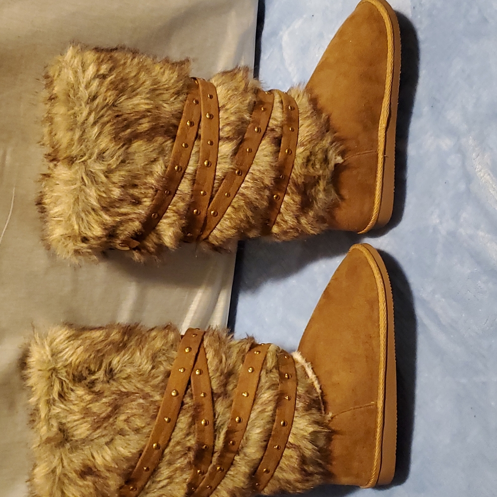 NEW no tags, JustFab Grand Forks Studded Fuzzy Boot, Sz. 7